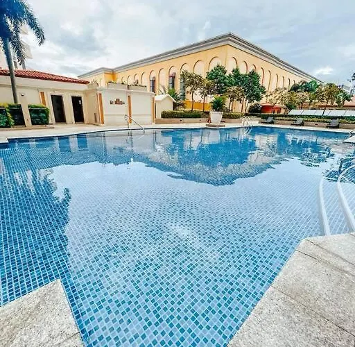 Apartment Staycation In Venice Residences Mckinley With Balcony